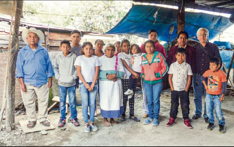 Unidos. La comunidad de San Pablito Pahuatlán posa junto al artista Gaal D. Cohen (a la extrema derecha de la imagen, atrás). CORTESÍA