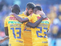 Luis Quiñones y Enner Valencia felicitan a André Pierre Gignac luego de uno de sus goles. IMAGO7/J. Macías