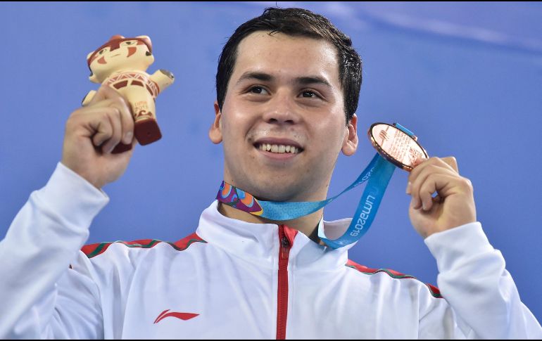 Brasil y Estados Unidos se llevaron el oro y la plata; Ricardo Vargas posa con su medalla. AFP/L. Robayo