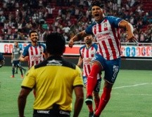 Alan Pulido festeja su anotación por la vía penal en el segundo tiempo del partido. EL INFORMADOR/G. Gallo