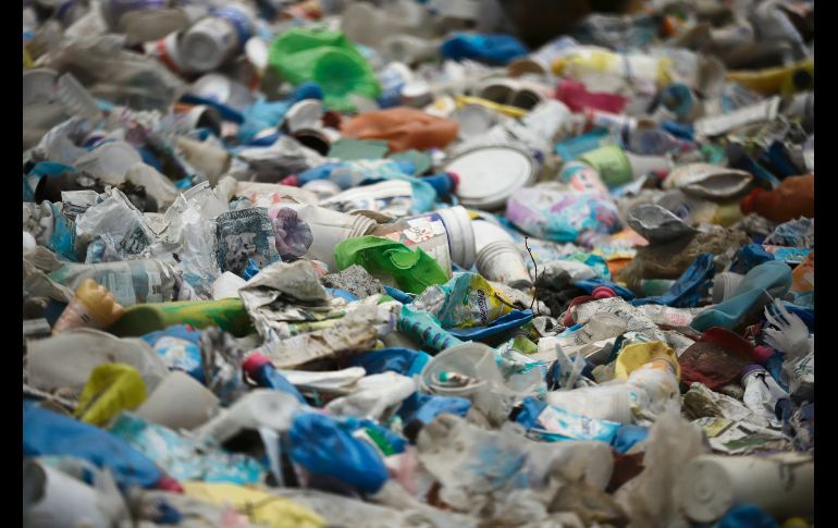 Durante las lluvias sigue siendo común ver coladeras tapadas por los desechos, aún a sabiendas de las inundaciones que esto provoca. EL INFORMADOR / F. Atilano