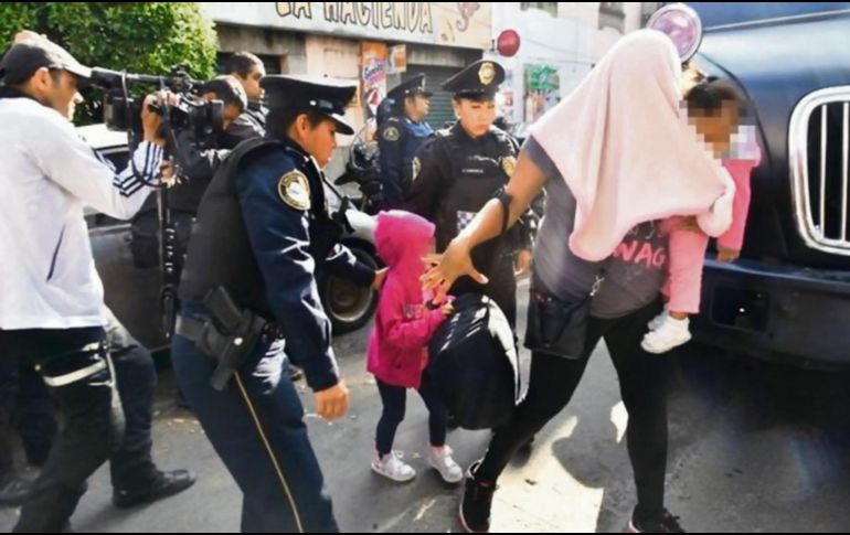 Los oficiales escoltan a los extranjeros tras su cautiverio en una finca. ESPECIAL