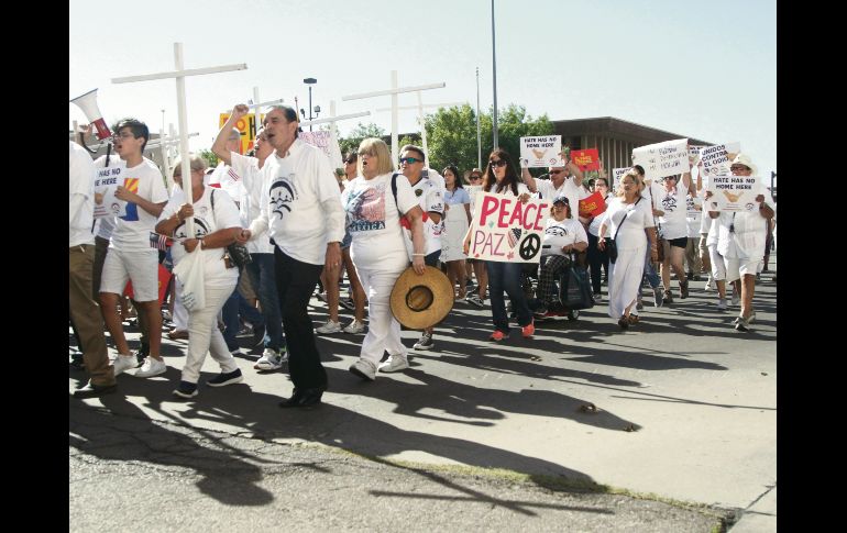 Inconformes avanzan por las calles de El Paso para protestar contra la violencia de días recientes. AP
