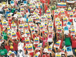 Simpatizantes del presidente Nicolás Maduro se manifiestan contra la política estadounidense en el país caribeño. AP