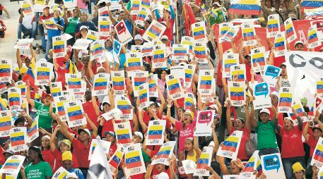 Simpatizantes del presidente Nicolás Maduro se manifiestan contra la política estadounidense en el país caribeño. AP