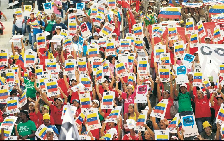 Simpatizantes del presidente Nicolás Maduro se manifiestan contra la política estadounidense en el país caribeño. AP