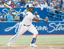 Vladimir Guerrero Jr. conectó el primer triple en su  carrera. AFP