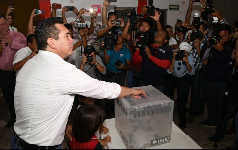 Acompañado de su esposa e hijos, Moreno emitió su voto la mañana de este domingo. TWITTER / @alitomorenoc