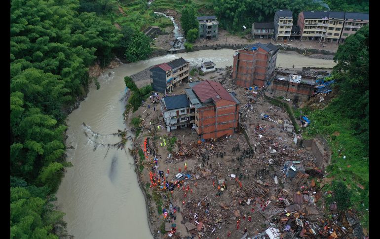 Un alud bloqueó un río que luego se desbordó en Yongjia, en la provincia Zhejiang. AFP