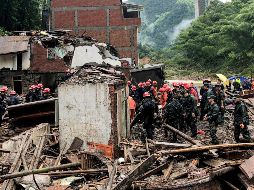 Rescatistas buscan este domingo a habitantes desaparecidos tras el paso del tifón en Yongjia. AFP