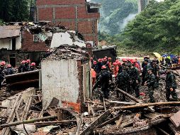 Rescatistas buscan este domingo a habitantes desaparecidos tras el paso del tifón en Yongjia. AFP
