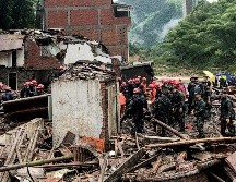 Rescatistas buscan este domingo a habitantes desaparecidos tras el paso del tifón en Yongjia. AFP