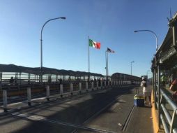 Así luce este domingo el puente Internacional que conceta a Ciudad Juárez, con El Paso. EFE / J.Torres