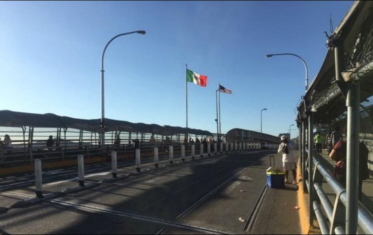 Así luce este domingo el puente Internacional que conceta a Ciudad Juárez, con El Paso. EFE / J.Torres