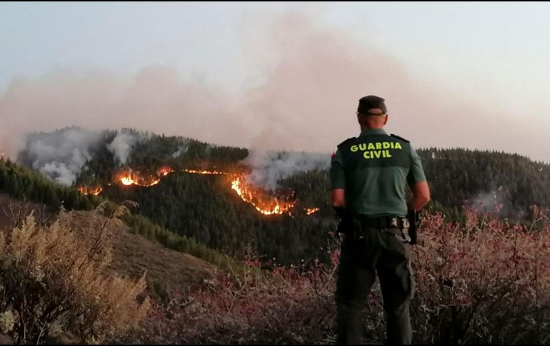 El relieve montañoso en el interior de esta isla volcánica dificulta las tareas de extinción del incendio. AP/Guardia Civil