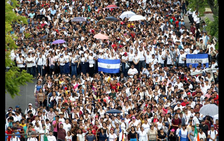 Los asistentes vistieron en su mayoría de blanco. AFP/U. Ruiz