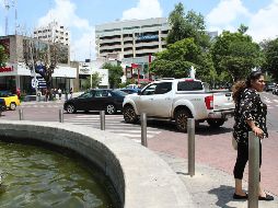 Automovilistas prefieren arriesgarse a causar un accidente o ser multados que hacer lo correcto. En la imagen, vuelta prohibida de Chapultepec a Montenegro. EL INFORMADOR/E. Barrera