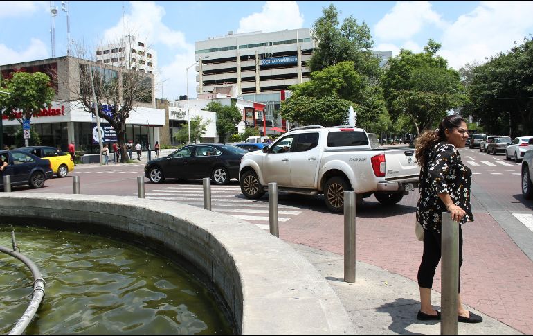 Automovilistas prefieren arriesgarse a causar un accidente o ser multados que hacer lo correcto. En la imagen, vuelta prohibida de Chapultepec a Montenegro. EL INFORMADOR/E. Barrera