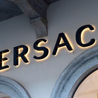 Versace se disculpa por camiseta que molestó a China
