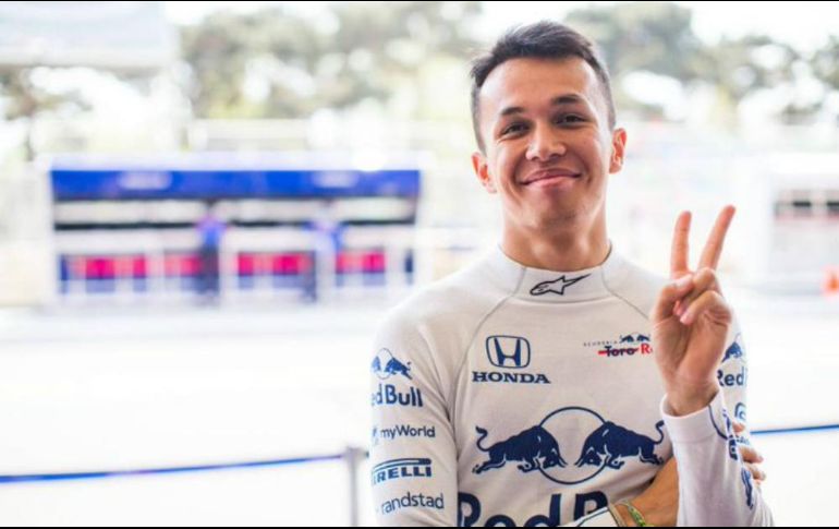 Albon es un piloto británico-tailandés que corre con licencia tailandesa. Debutó este año en F1 con Toro Rosso y marcha en estos momentos 15º en la clasificación con 16 puntos. TWITTER / @ToroRosso