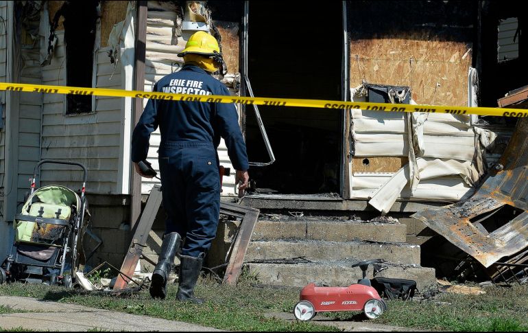 Un inspector del departamento de Bomberos en el sitio del incendio en Erie, Pennsylvania, el domingo. AP/Erie Times-News/ARCHIVO