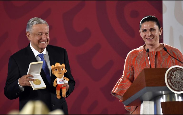 Durante la conferencia de prensa, López Obrador indicó que se otorgarán 222 millones 660 mil pesos a los deportistas que lograron medallas. EFE / Presidencia de México