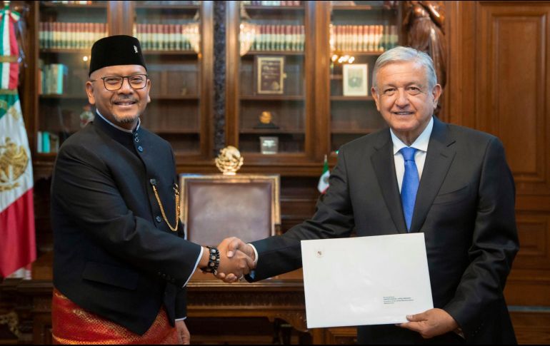 En la imagen, el embajador de Indonesia y el Presidente López Obrador. TWITTER / @lopezobrador_