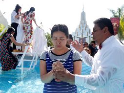 Los bautismos fueron llevados a cabo en la sede de La Hermosa Provincia y se espera que continúen este martes y mañana miércoles. EFE / F. Guasco
