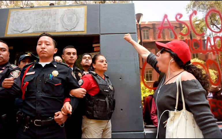 Las mujeres reclamaron por la supuesta negativa inicial de diálogo de parte de las autoridades. AFP/A. Estrella