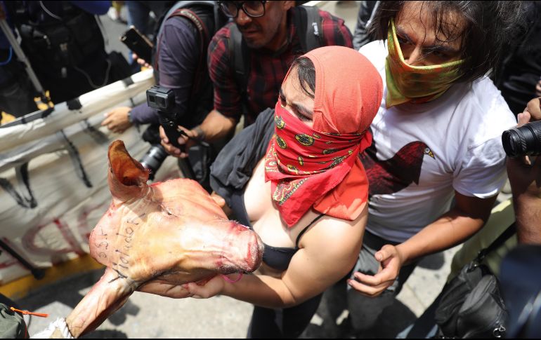 Con el rostro cubierto, las manifestantes lanzaron frases como “La Policía viola” y “Cerdos”. EFE/S. Gutiérrez