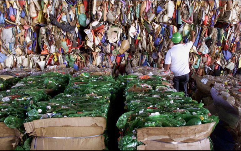 De acuerdo con la Agencia Alemana de Medio Ambiente, en el país europeo se consumen al año aproximadamente unos dos mil 800 millones de vasos desechables y unas mil 300 millones de tapas de plástico. AP/ ARCHIVO