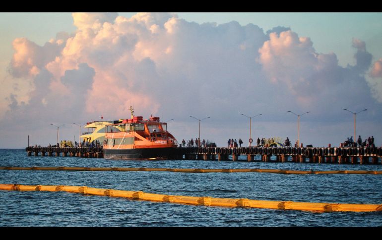 Turistas usan el ferry en el muelle de Playa del Carmen, Quintana Roo. México podría alcanzar, al cierre del año, 23 mil 600 millones de dólares en ingresos por concepto de visitantes internacionales. EFE/J. Valdivia