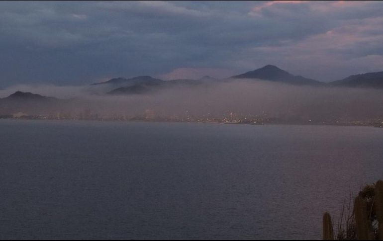 Desde la distancia es visible la nube de contaminación que envuelve completamente la ciudad de Guanta. G. D. Olmo