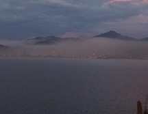Desde la distancia es visible la nube de contaminación que envuelve completamente la ciudad de Guanta. G. D. Olmo
