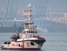 El Open Arms, de bandera española, lleva varios días cerca de las costas de la ciudad italiana de Lampedusa sin poder atracar. AFP