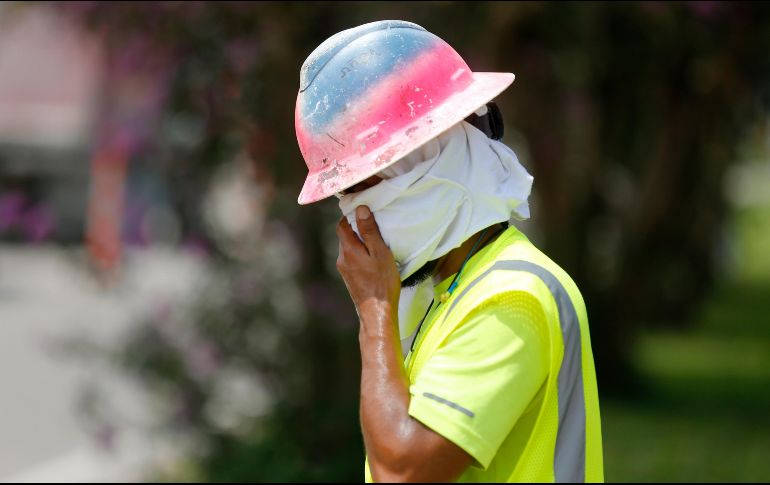 Un hombre se seca la cara este martes mientra trabaja en una construcción en Kenner, Luisiana. AP/G. Herbert
