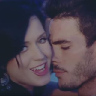 Modelo Josh Khloss acusa a Katy Perry de agresión sexual