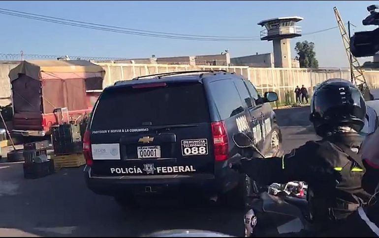 El vehículo que traslada a Rosario Robles a su llegada al reclusorio de Santa Martha Acatitla, en Ciudad de México. EFE