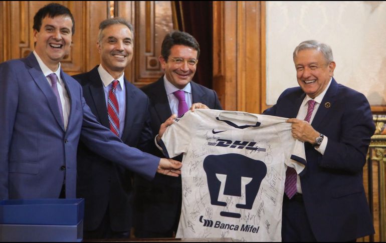 El jersey del club de la Liga MX, que sostiene con las manos López Obrador, está firmado por todo el equipo. TWITTER/@lopezobrador_