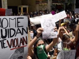 Las denuncias de dos violaciones presuntamente cometidas por policías generaron una oleada de protestas en Ciudad de México. AFP