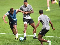 Jugadores del Liverpool entrenan previo al encuentro ante Chelsea, a disputarse este miércoles. AFP/O. Kose