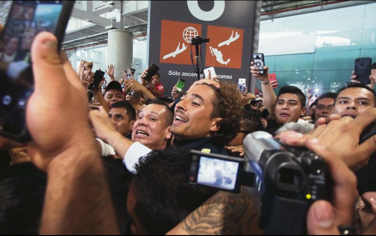Tras su estancia en Europa, el guardameta tapatío, Guillermo Ochoa, fue recibido por cientos de aficionados en la Ciudad de México. EL UNIVERSAL