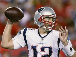 Tom Brady aceptó dejar atrás su Ridell VSR4, el modelo de casco que utiliza de manera habitual. AP