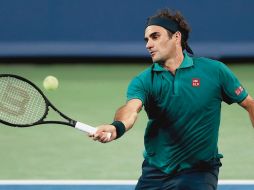 Roger Federer regresa una bola a Juan Ignacio Lóndero, a quien venció en sets corridos. AFP