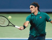 Roger Federer regresa una bola a Juan Ignacio Lóndero, a quien venció en sets corridos. AFP