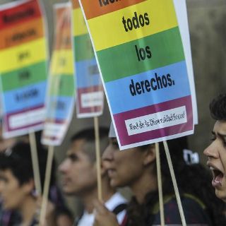 Grupos profamilia y LGBTTTIQ chocan por matrimonio igualitario en Zacatecas