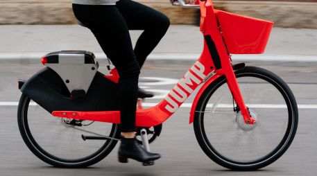 Las bicicletas bajo la marca Jump reducirá el tiempo que invierten los habitantes capitalinos en sus traslados. ESPECIAL / uber.com