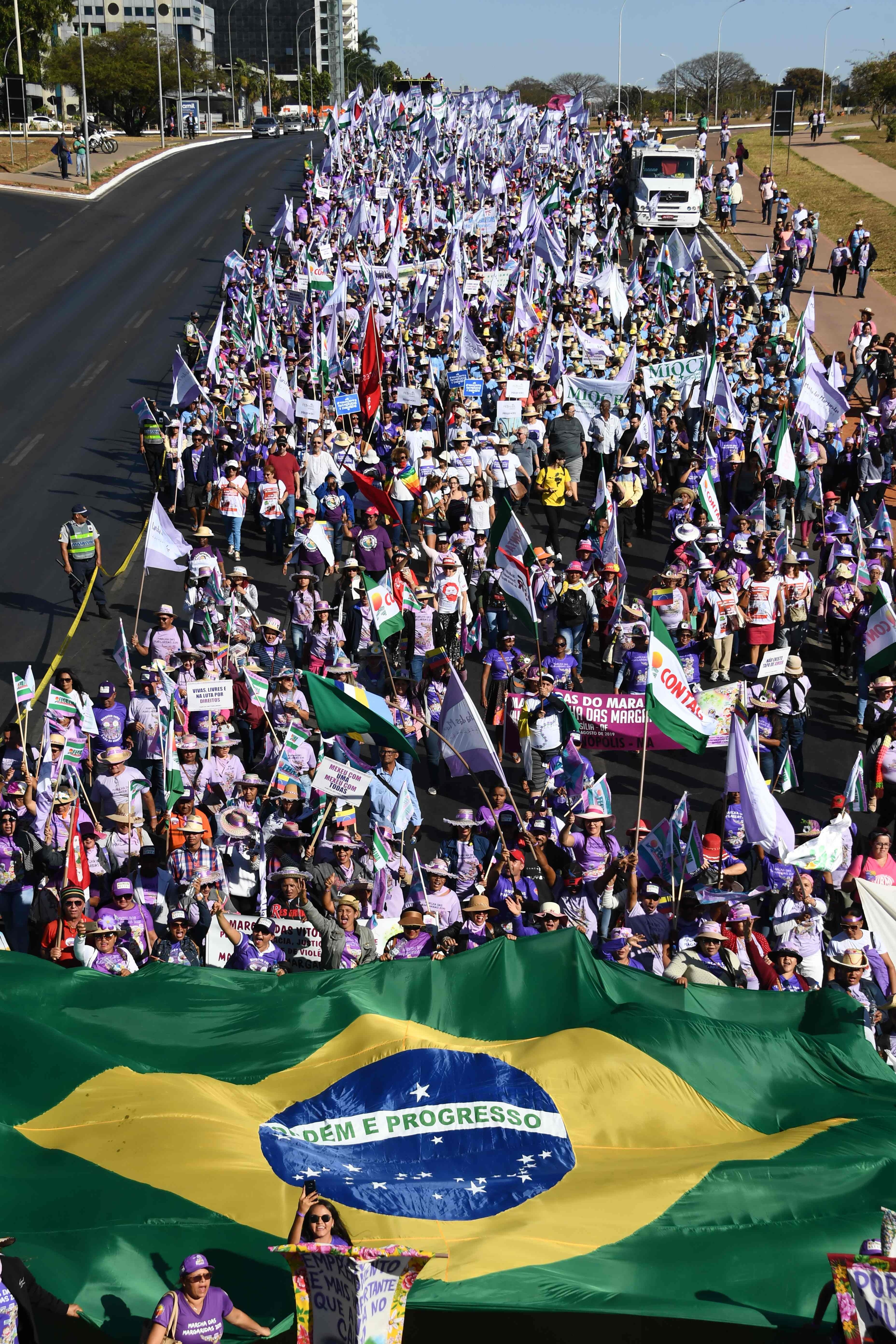 Miles de mujeres paralizan Brasilia en gran protesta contra Bolsonaro ...