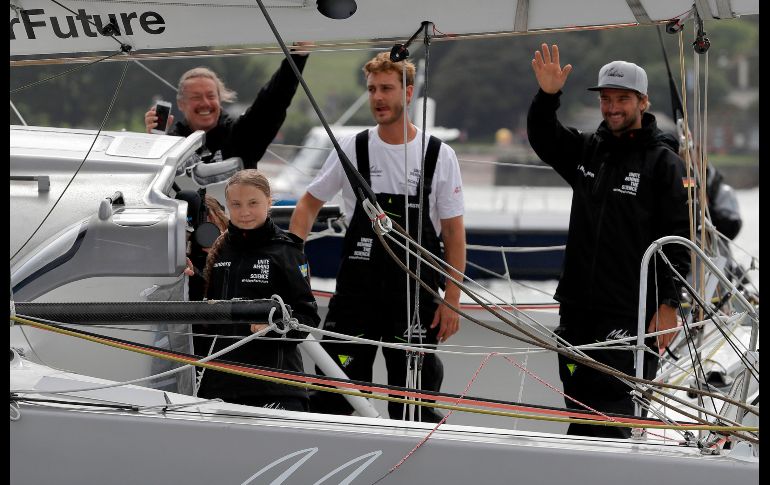 Greta va acompañada por padre, Svante (i), en el velero capitaneado por Pierre Casiraghi (2 d) y el navegante alemán Boris Herrmann (d). AFP/K. Wigglesworth