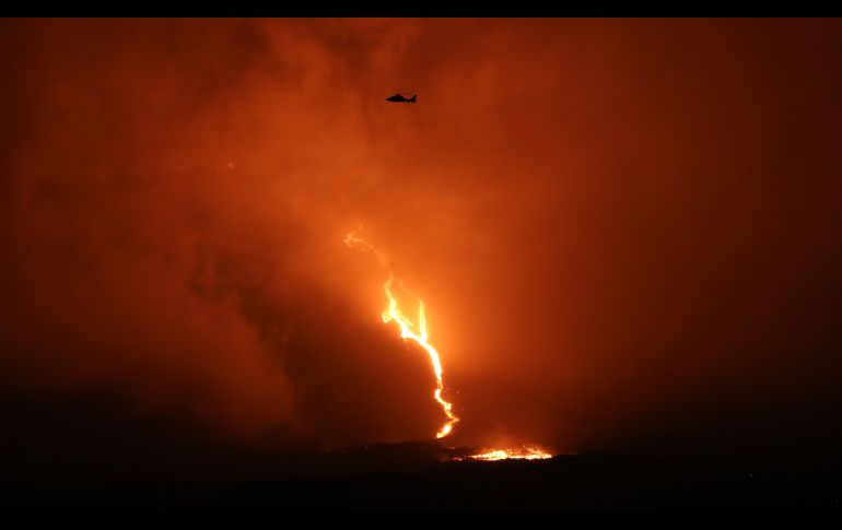 El volcán Piton de la Fournaise registra erupciones consecutivas desde el pasado fin de semana, que han dejado este espectáculo. AFP/R. Bouhet